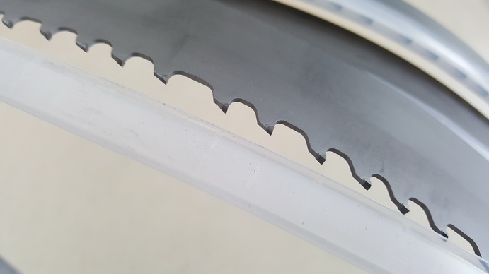 硬質合金帶鋸條使用的注意事項